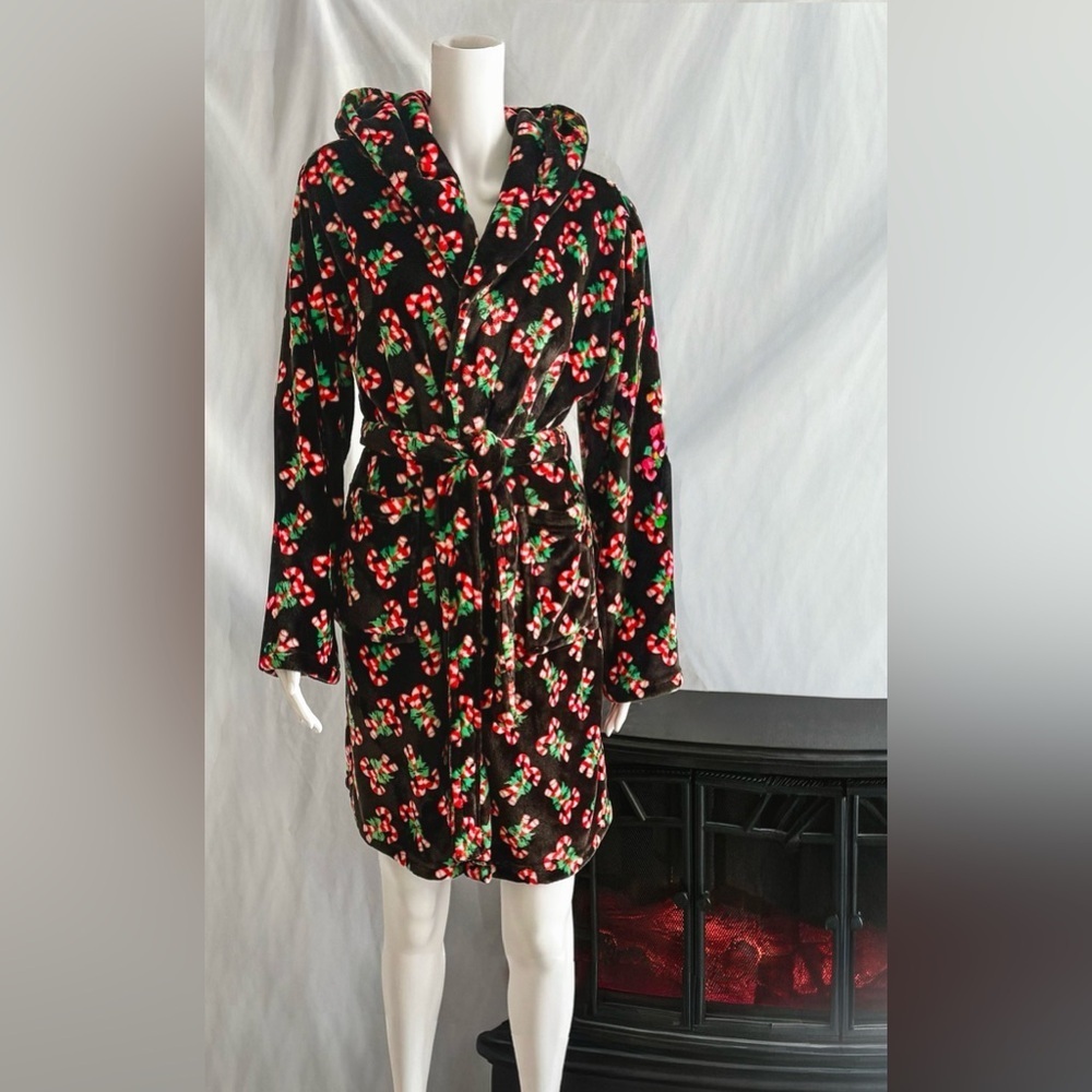 Santa’s Treasures Candy Cane Plush Robe Black Holiday Print Size M